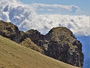 58 Zoom sul versante est roccioso del torrione con croce Mincucco (1832 m) 